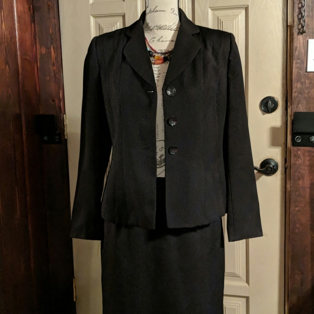 *Suit Studio 6p black with pumpkin thread